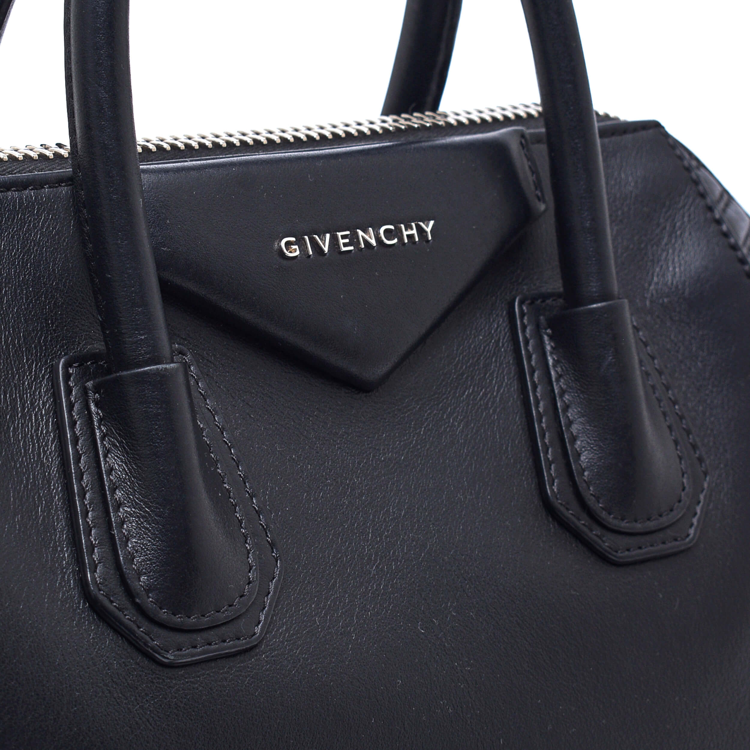 Givenchy - Black Leather Small Antigona Bag / ZE-D-0177